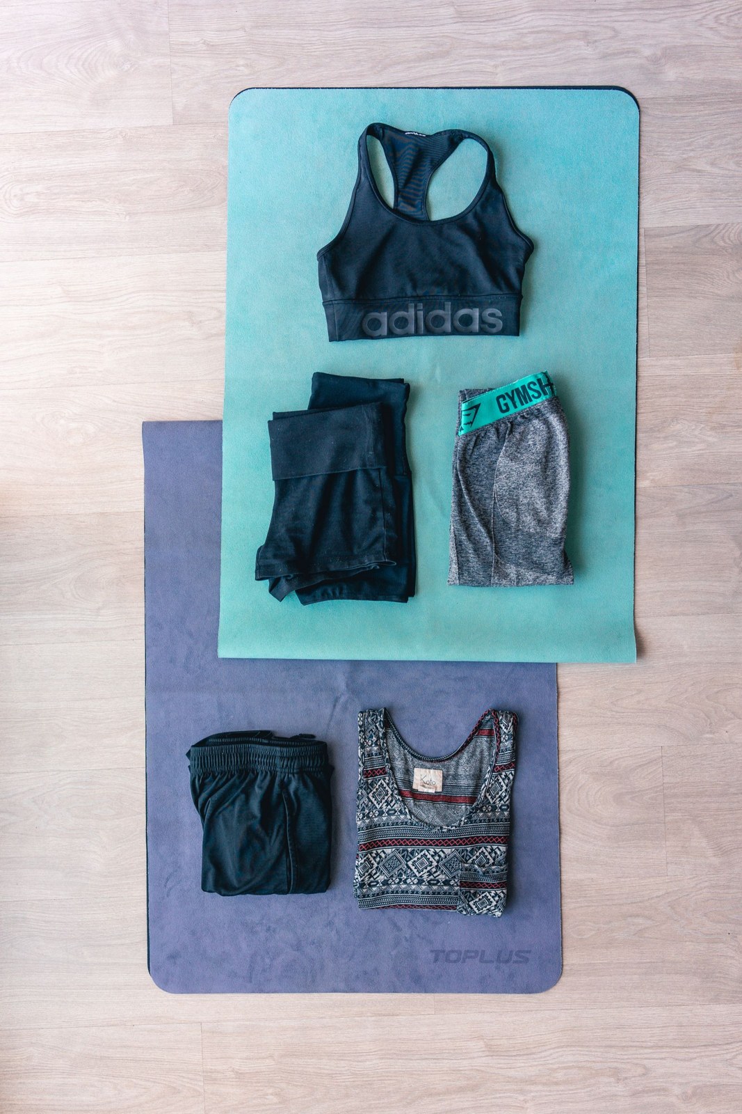 Des hauts et des shorts de sport disposés en deux ensembles.