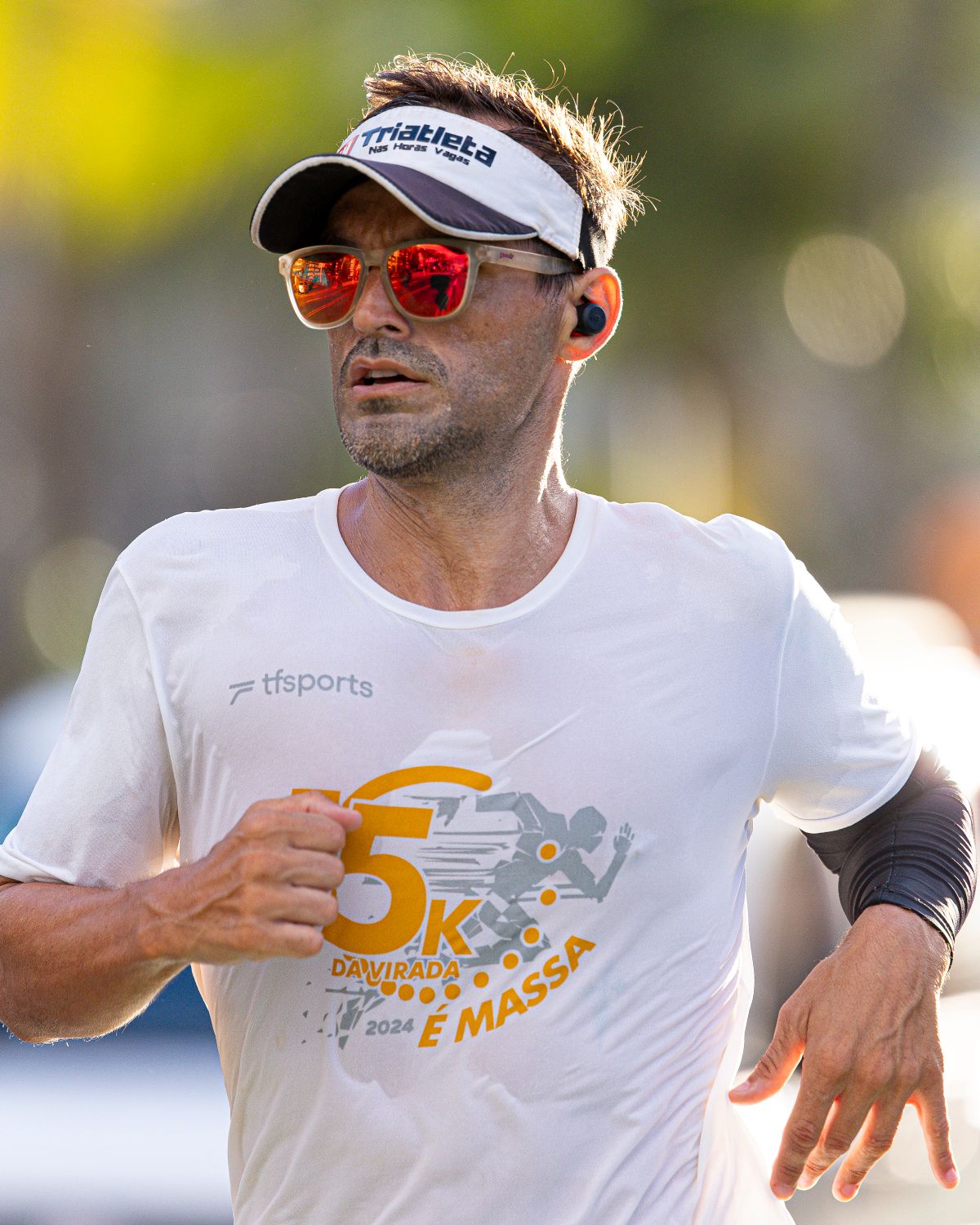 Un coureur porte une visière et un dossard marqué 5K.
