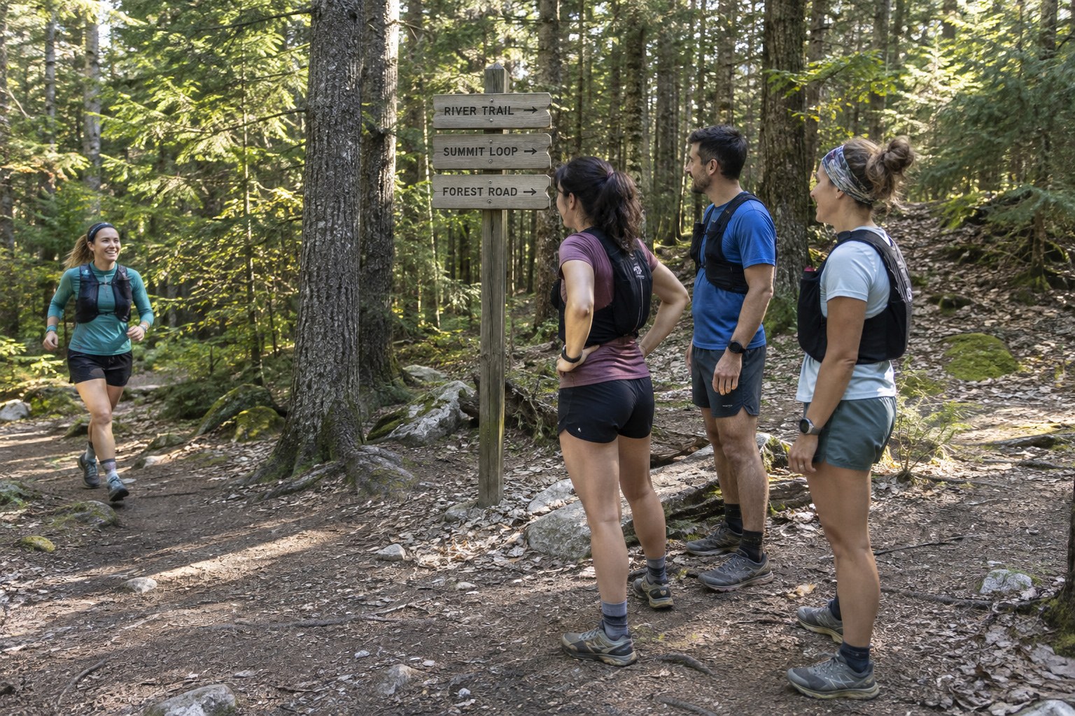 Un groupe de coureurs attend à une bifurcation de sentiers.