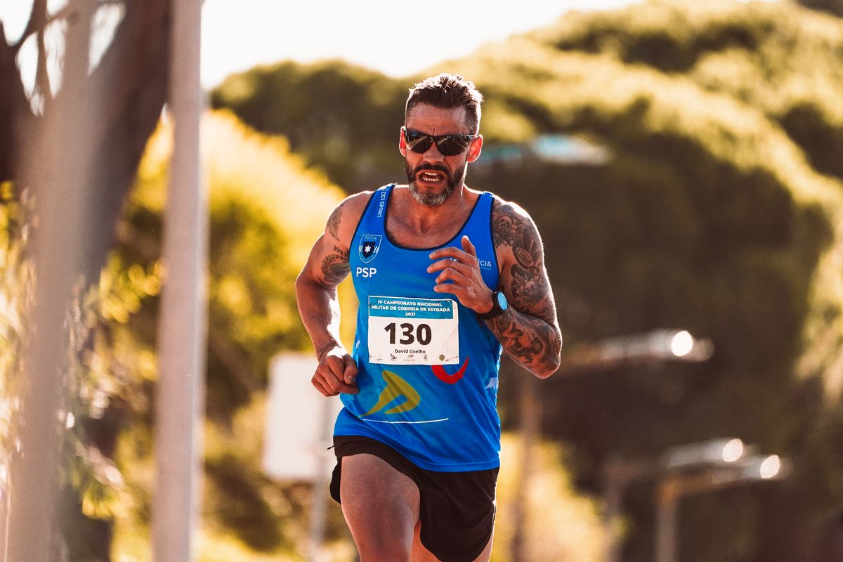 Un coureur sur route porte des lunettes de sport ajustées.