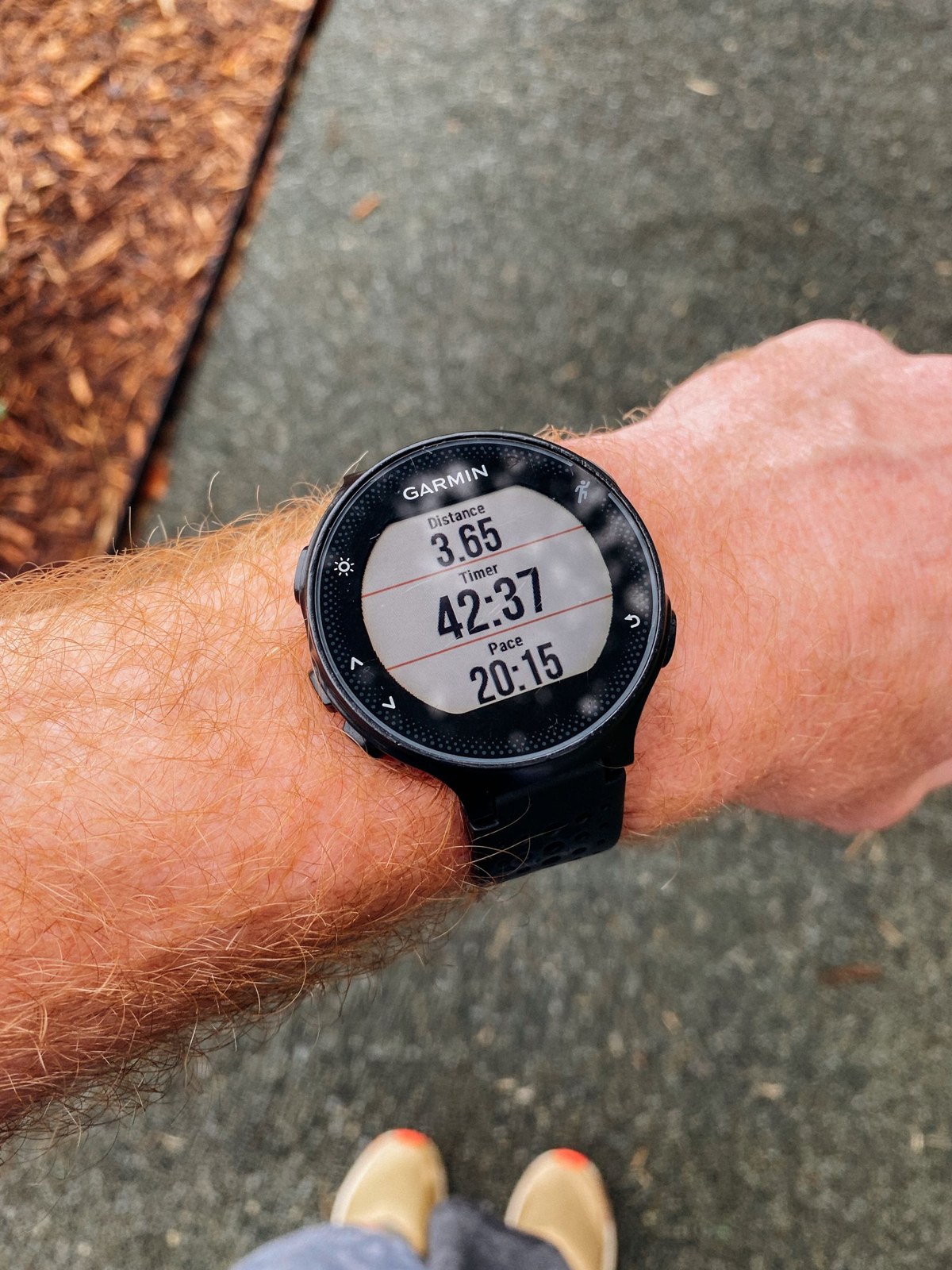 Une montre ronde affiche durée, distance et allure sur un seul écran.