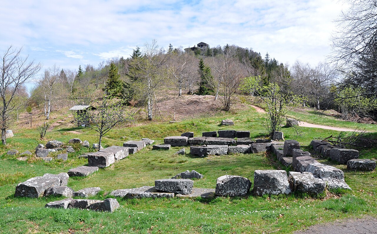 Des vestiges de pierre et un terrain herbeux près du sommet du Donon.